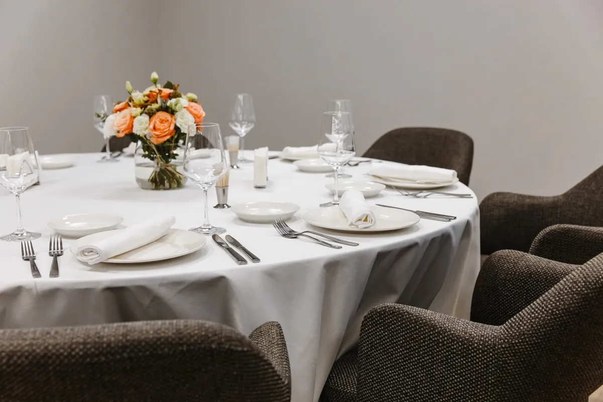 Берёзки Камерный ресторан на петроградской стороне

Новые рецепты с памятью о доме, живое участие и мягкий шелест разговоров здесь связывают незнакомцев в совместно прожитом мгновении.