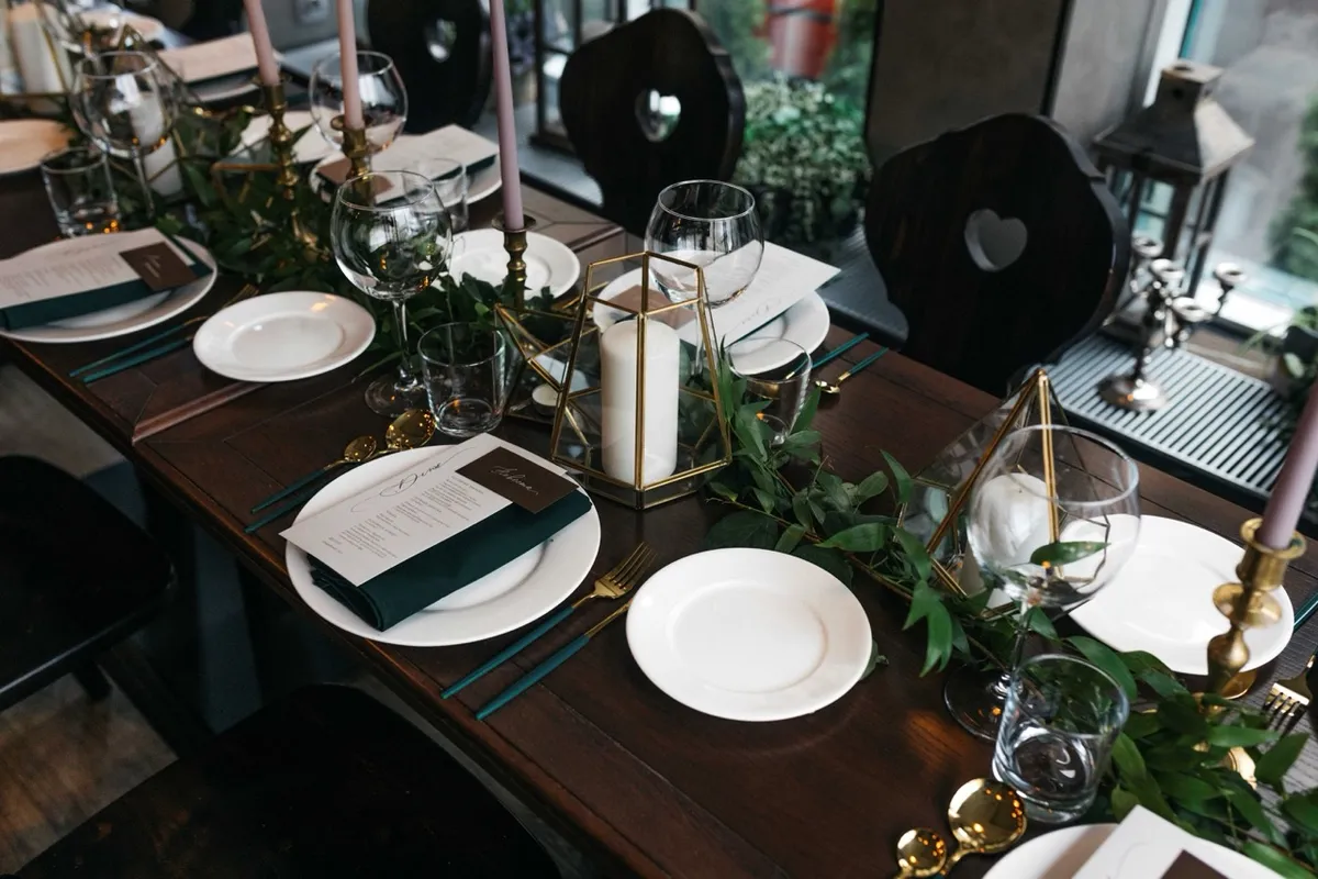 Берёзки Камерный ресторан на петроградской стороне

Новые рецепты с памятью о доме, живое участие и мягкий шелест разговоров здесь связывают незнакомцев в совместно прожитом мгновении.