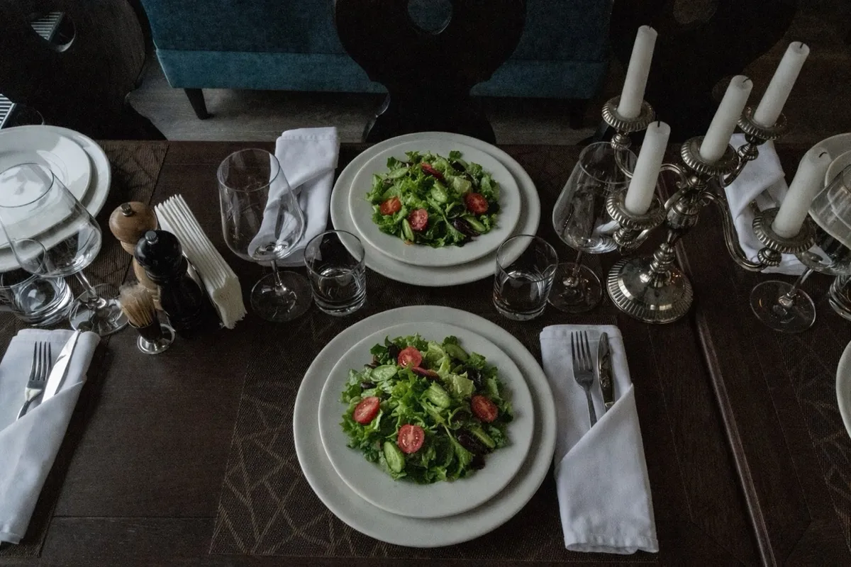 Берёзки Камерный ресторан на петроградской стороне

Новые рецепты с памятью о доме, живое участие и мягкий шелест разговоров здесь связывают незнакомцев в совместно прожитом мгновении.